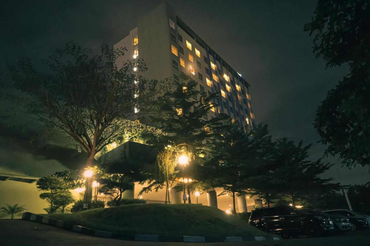 Primebiz Cikarang Hotel Buitenkant foto