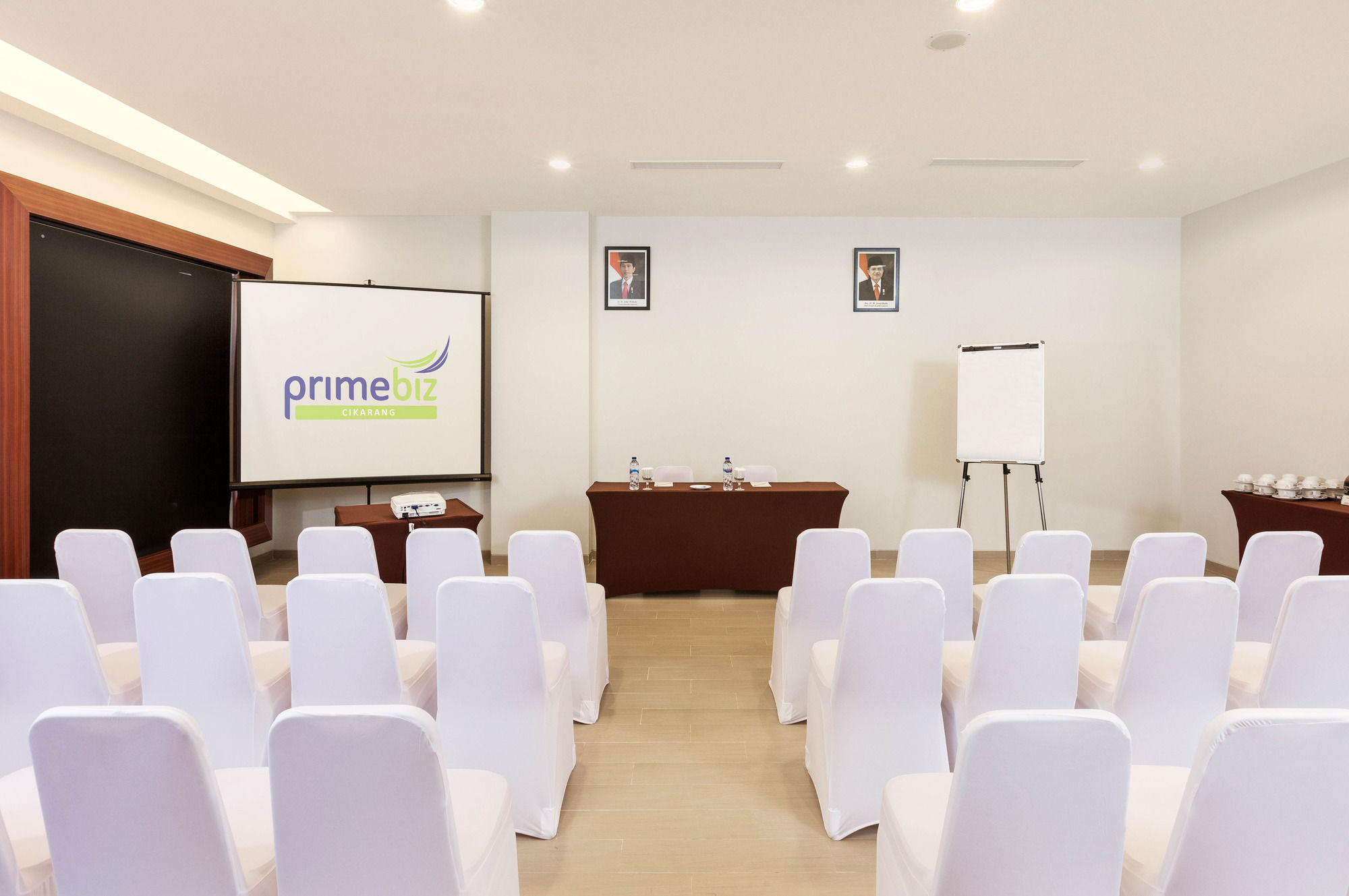 Primebiz Cikarang Hotel Buitenkant foto